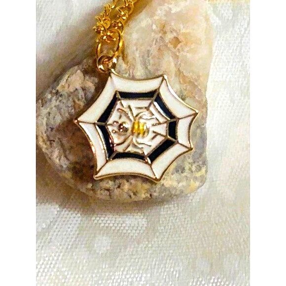 HALLOWEEN SPIDER ON WEB PENDANT ON GOLD TONE CHAIN - Picture 5 of 6